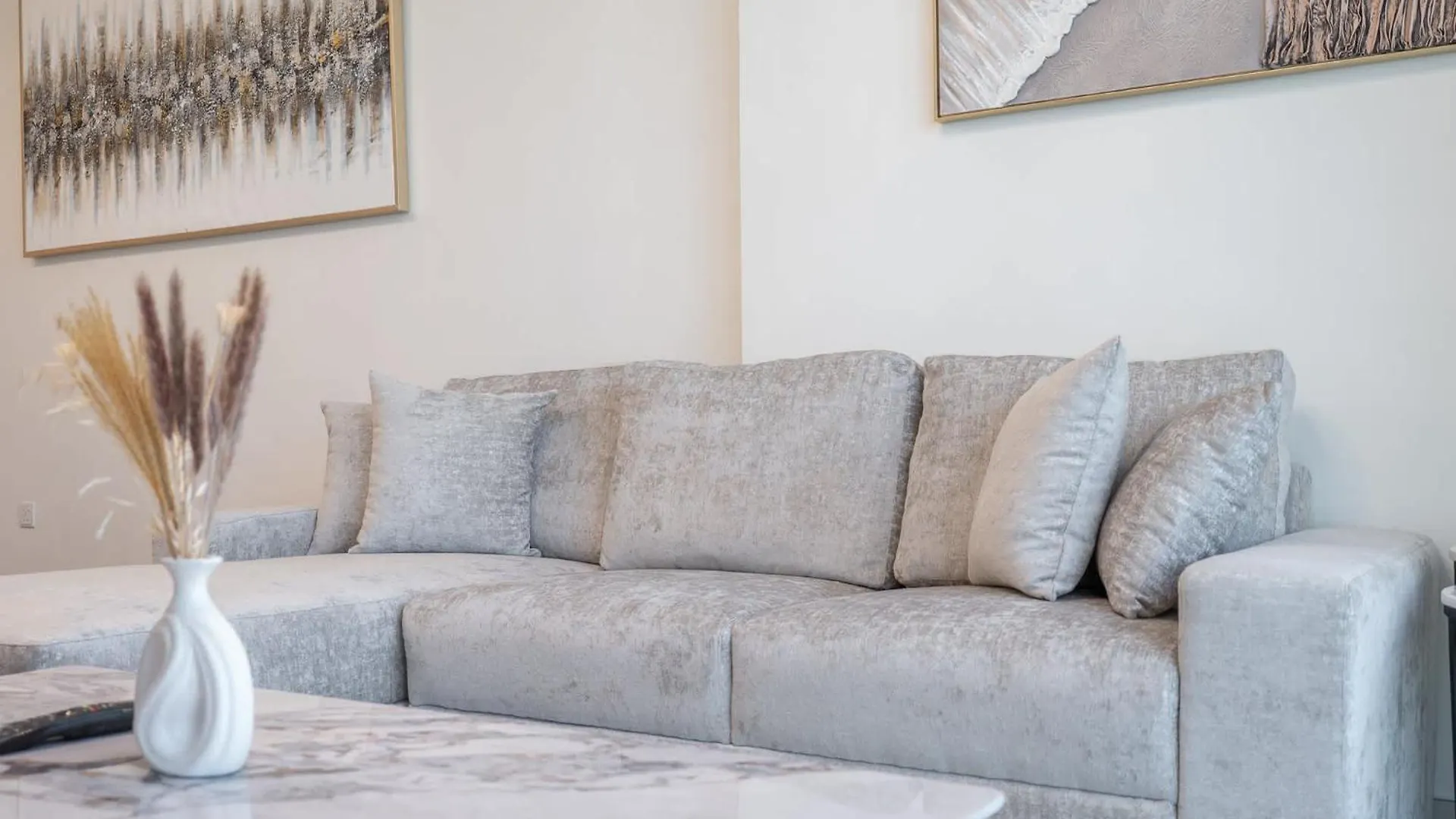 Waterfront Living With A Spacious Layout Dubai 0*,