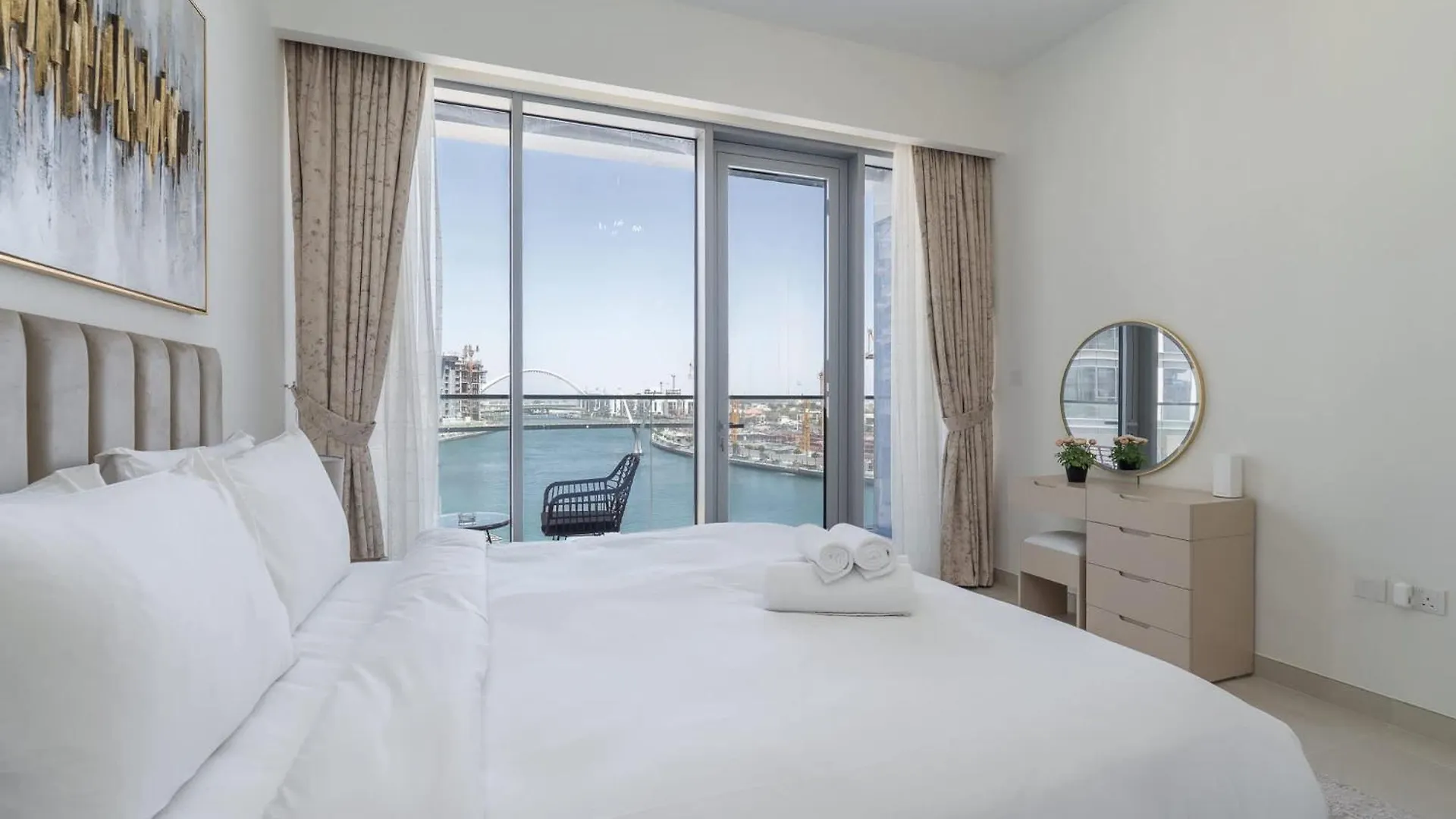 Apartment Waterfront Living With A Spacious Layout Dubai