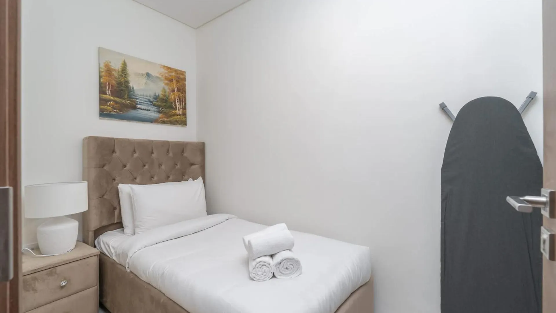 Apartment Waterfront Living With A Spacious Layout Dubai United Arab Emirates