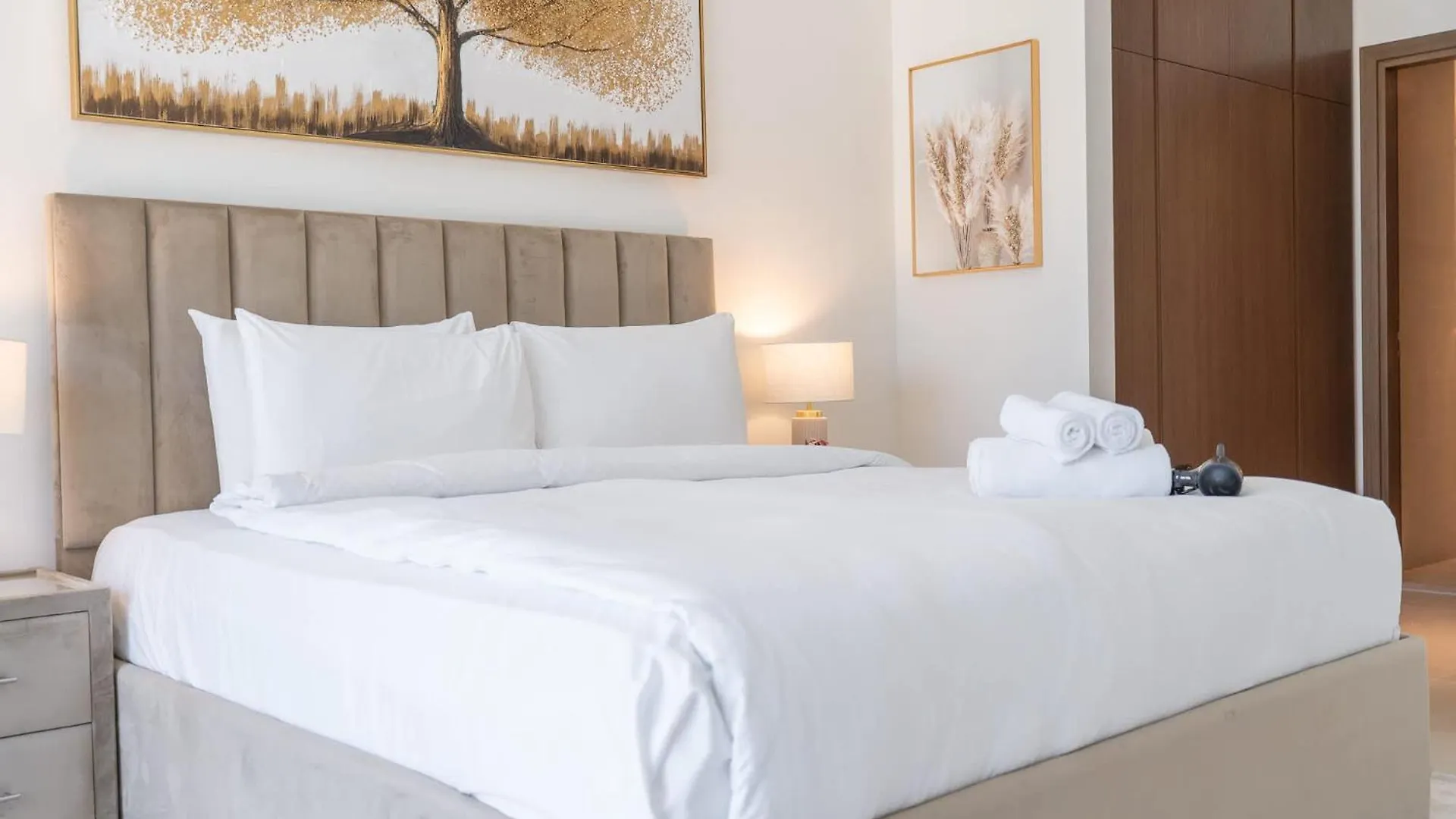 Apartment Waterfront Living With A Spacious Layout Dubai