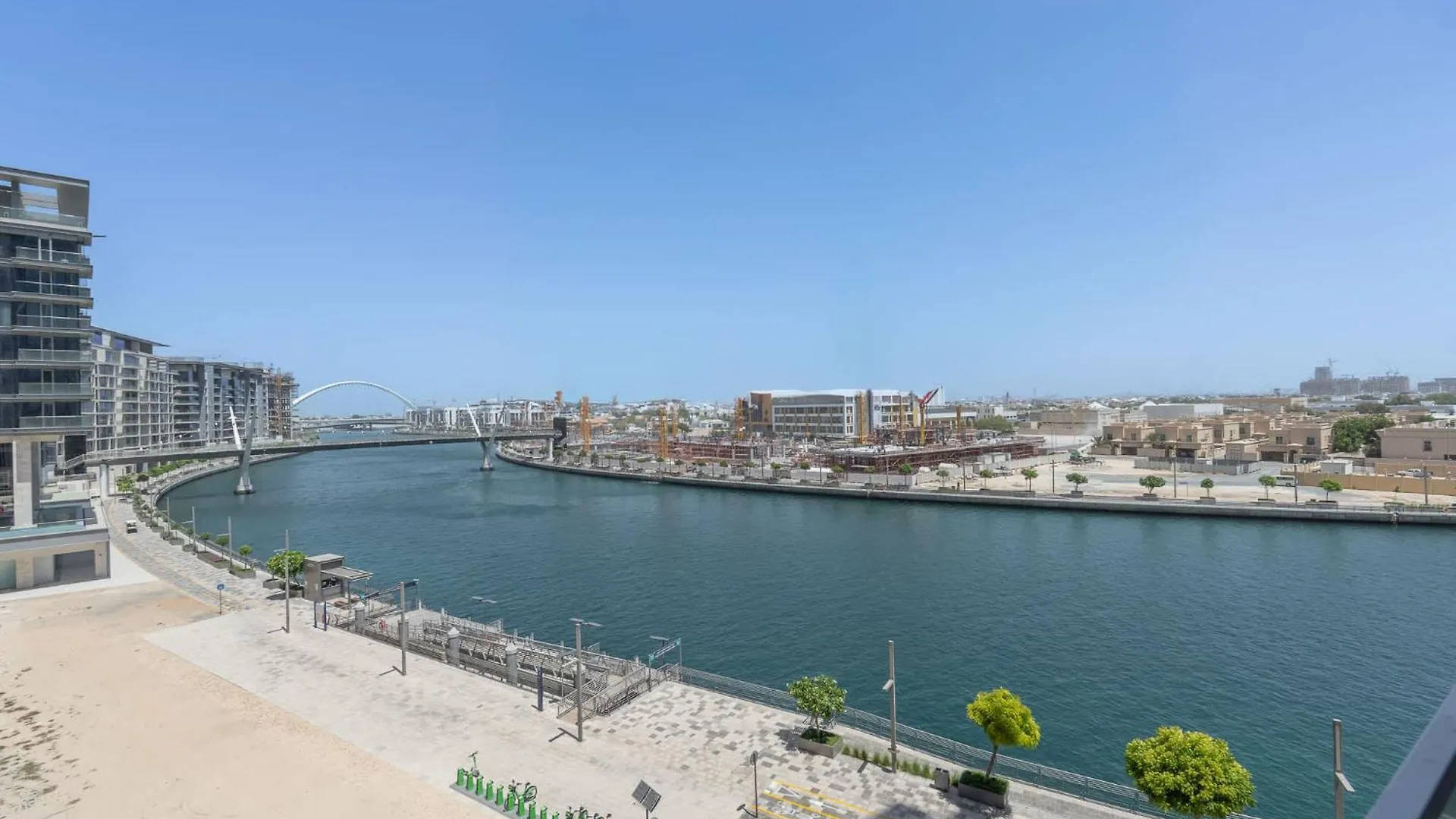Waterfront Living With A Spacious Layout Dubai