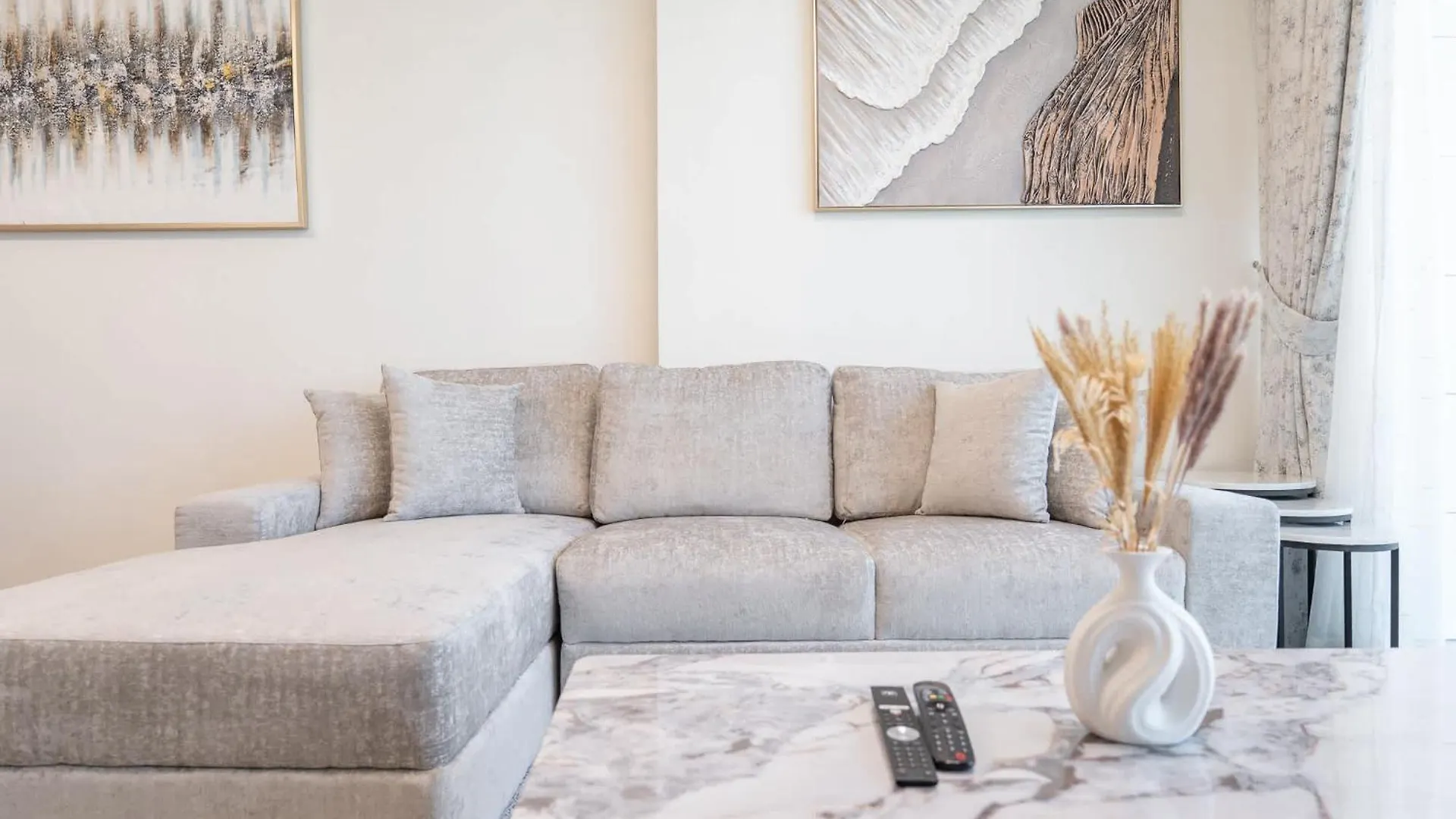 Apartment Waterfront Living With A Spacious Layout Dubai